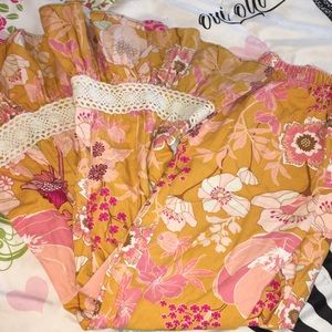 5/$20 Floral pattern Ruffle pants 🌸